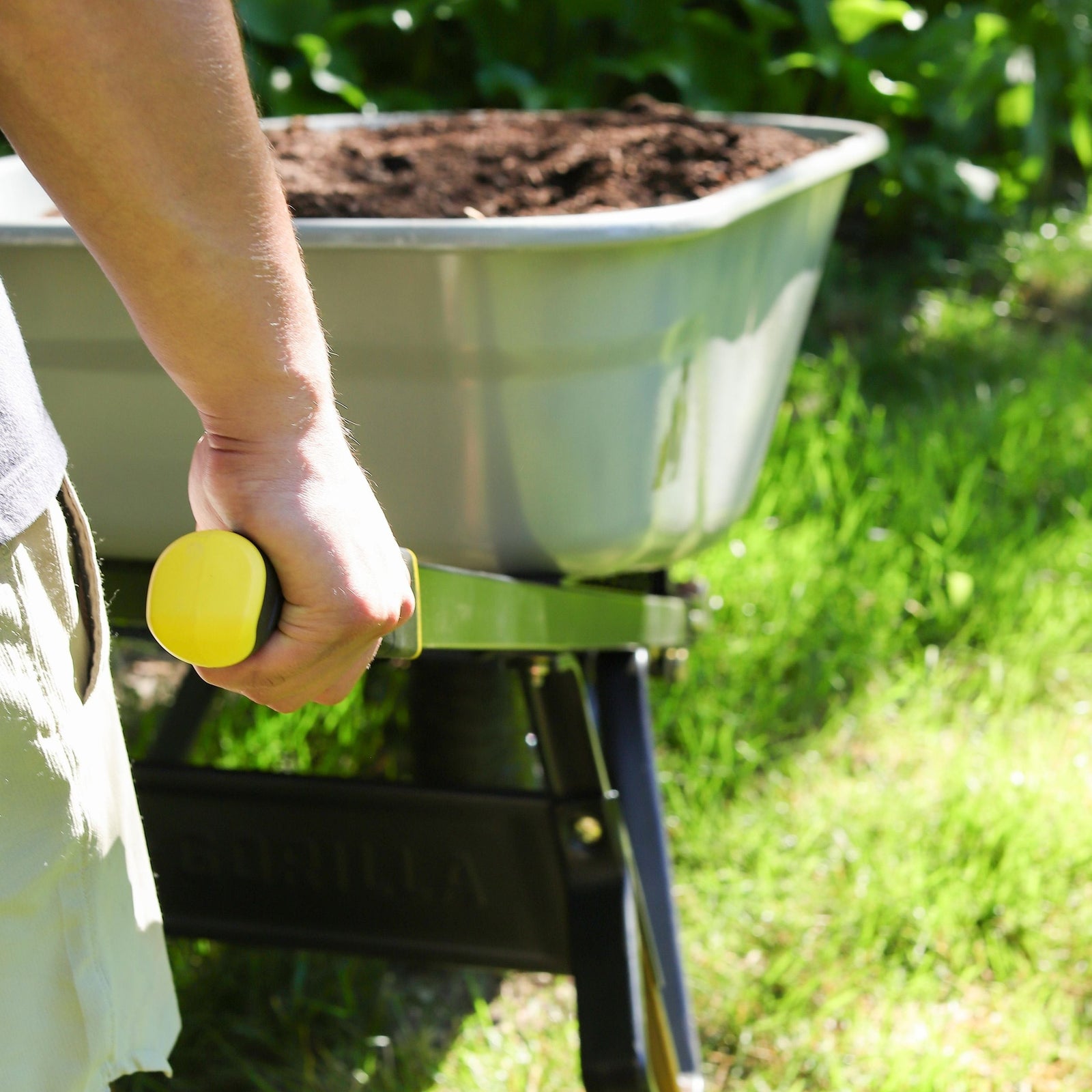 Heavy-Duty Easy Pivot/Dump Steel Tub Wheelbarrow, Steel Tray, 6-cu-ft A8S8 - product image 6
