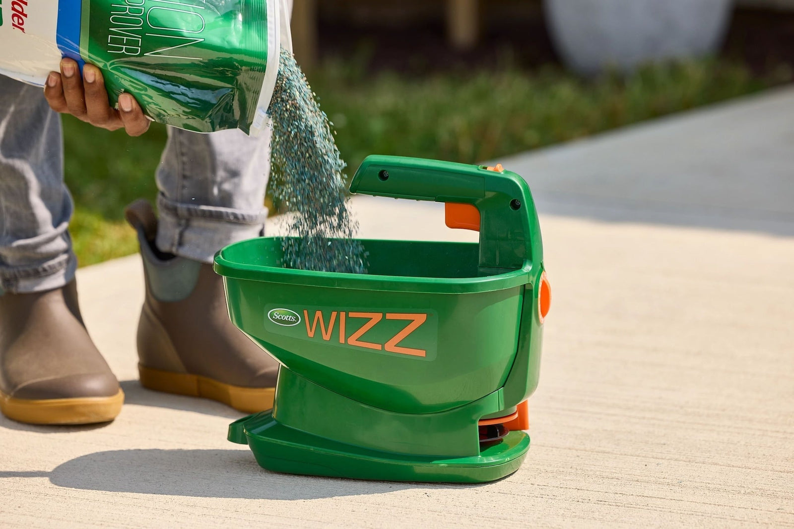 Wizz Hand-Held Spreader, Battery Operated, 2500 sq. ft. Y4E8 - product image 4